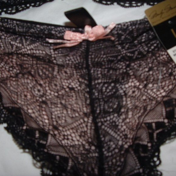 Marilyn Monroe intimidates Bra Panties set - Picture 4 of 7